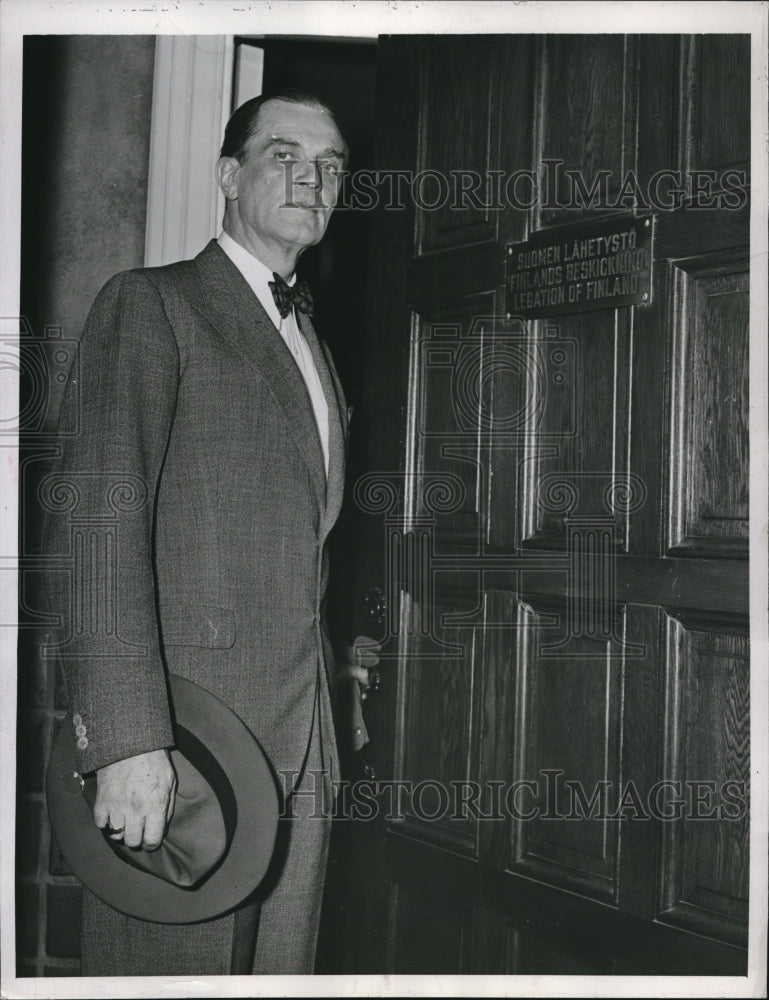 1944 Press Photo finnish minister after receiving passport Washington D.C.