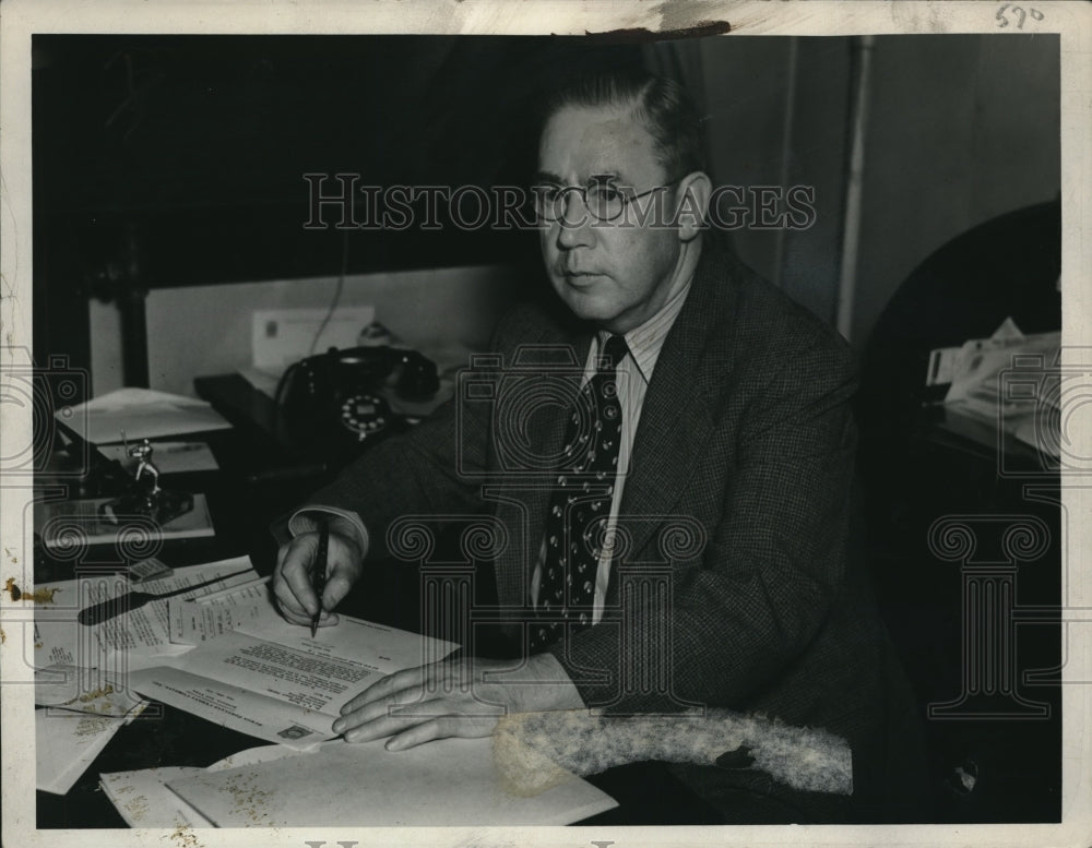 1938 Press Photo WT Bill Lluggan at his office in Cleveland Ohio - nee14172- Historic Images