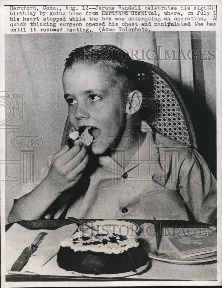 Load image into Gallery viewer, 1947 Press Photo Hartford Conn Jerome Randall age 8 after heart surgery
