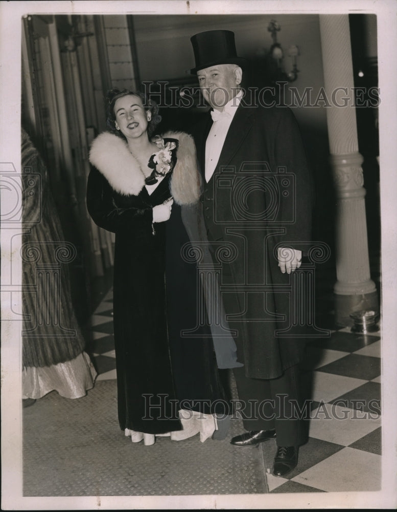 Load image into Gallery viewer, 1936 Press Photo Lawrence Gillispie &amp; daughter Eileen at opera in NYC
