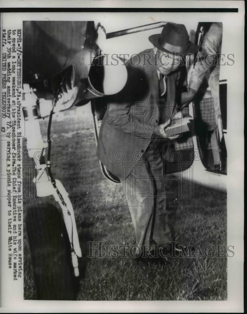 Load image into Gallery viewer, 1955 Press Photo Gettysburg Pa President Eisenhower &amp; wife for 39th anniv
