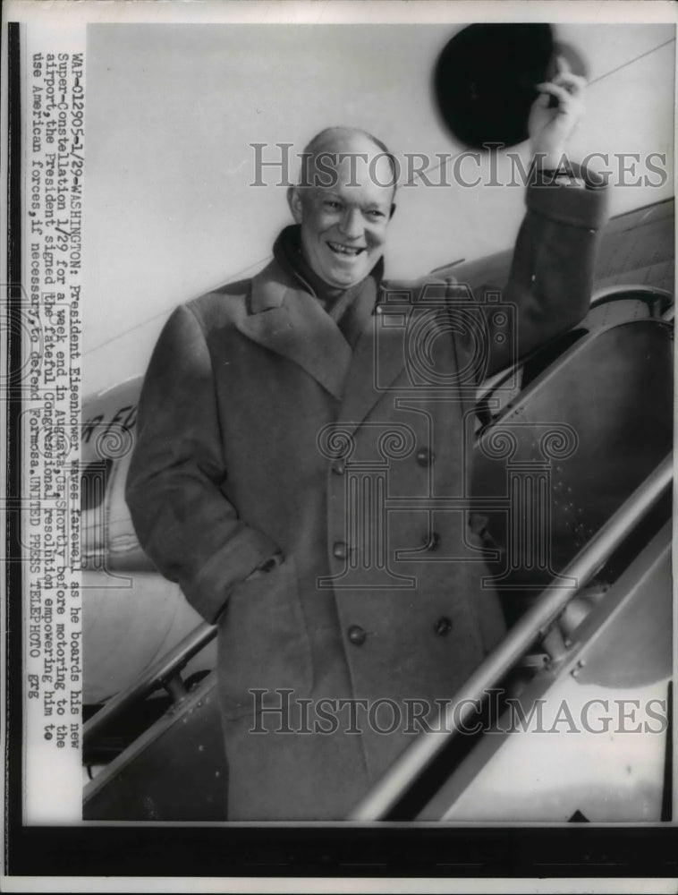 Load image into Gallery viewer, 1955 Press Photo Wash DC President Eisenhower boards new plane - nee14496
