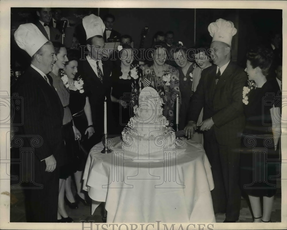 1946 Press Photo War Brides & Husbands with Welcome Party in Ackron Ohio