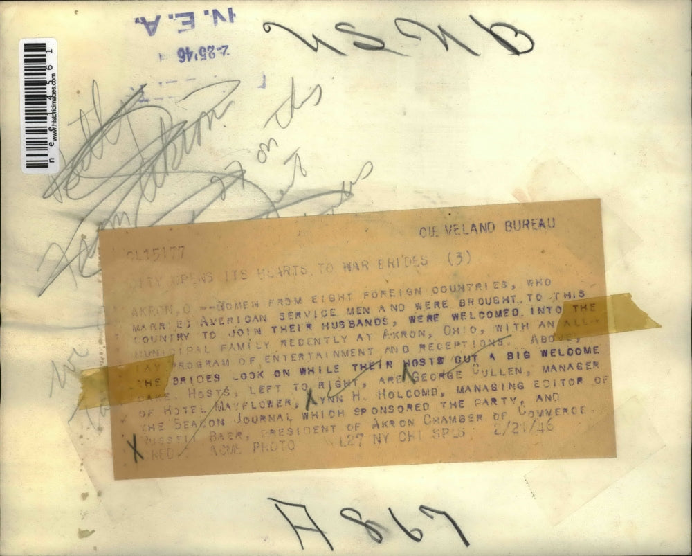 1946 Press Photo War Brides & Husbands with Welcome Party in Ackron Ohio