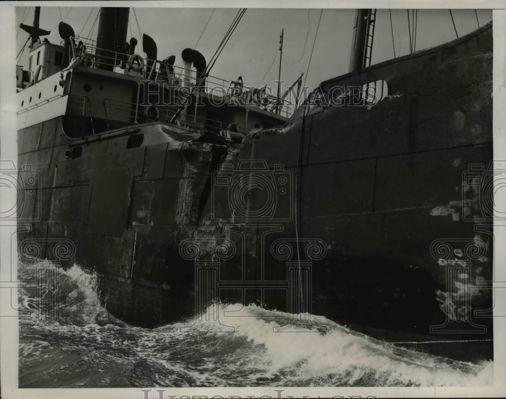 1938 Press Photo Gaping Hole in Freighter Ship S.S. York After Crash - nee14648