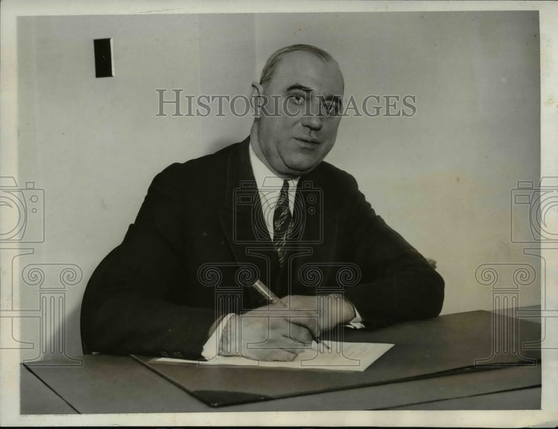 Load image into Gallery viewer, 1931 Press Photo Detective William H. Roy - nee14695
