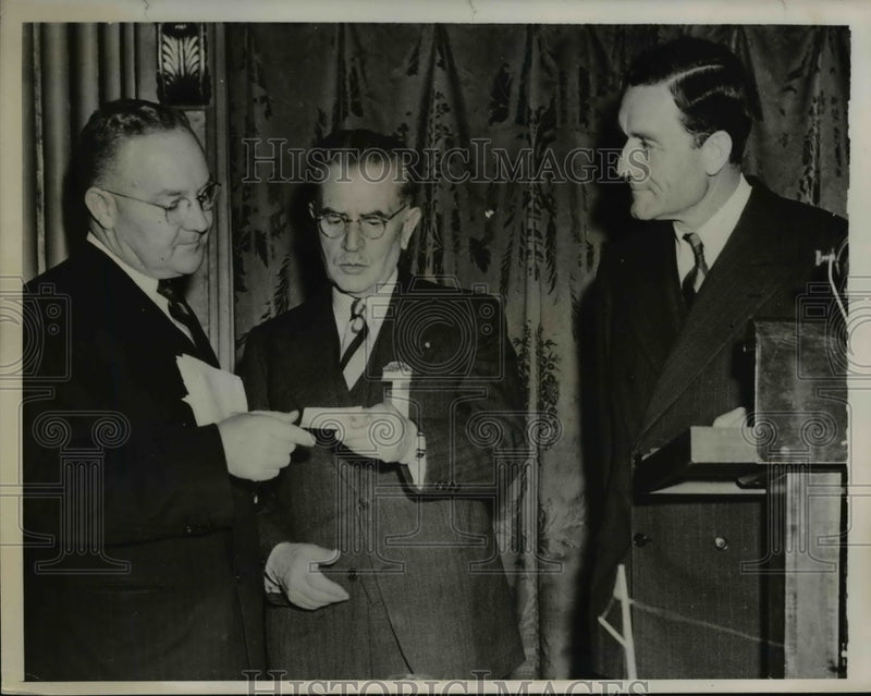 Load image into Gallery viewer, 1939 Press Photo Mayor Fletcher Bowron, Etienne Fougere, Max A. Koffman
