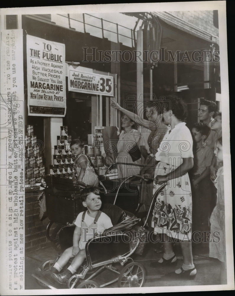1947 Press Photo A grocery store & women look at high price of butter