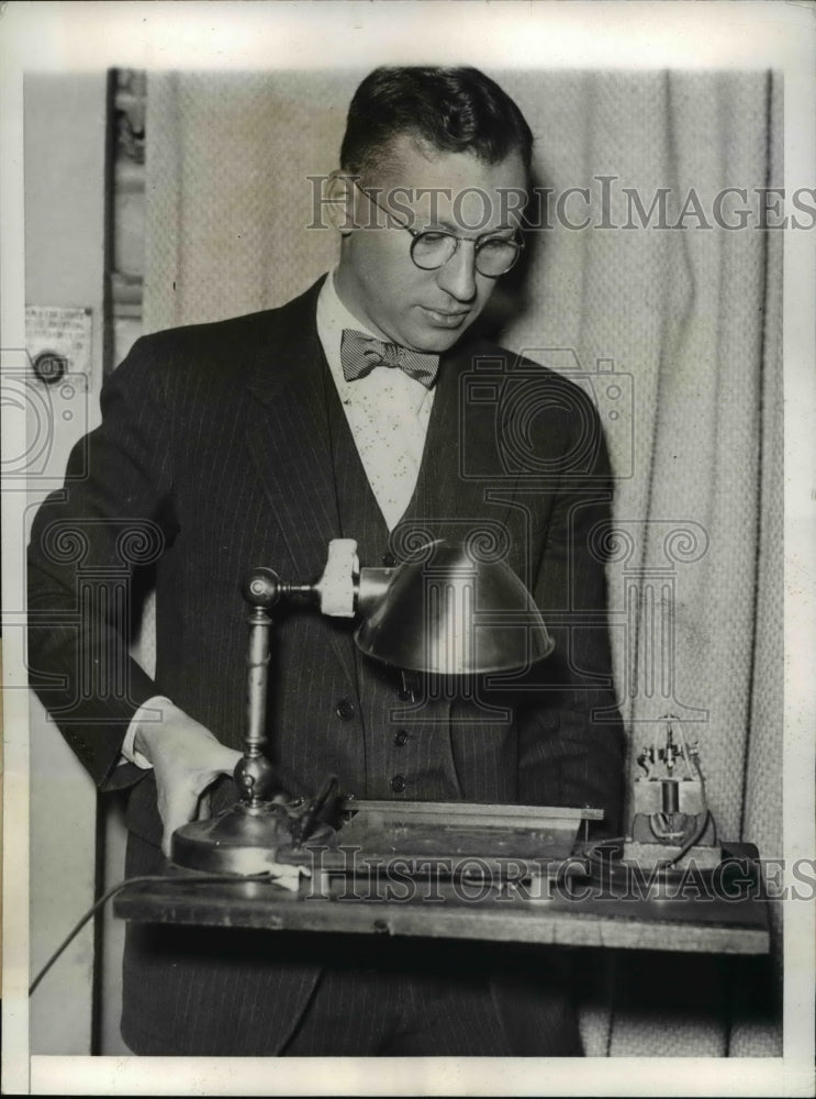 1934 Press Photo Ellis L Manning research labs of GE Company - nee15014