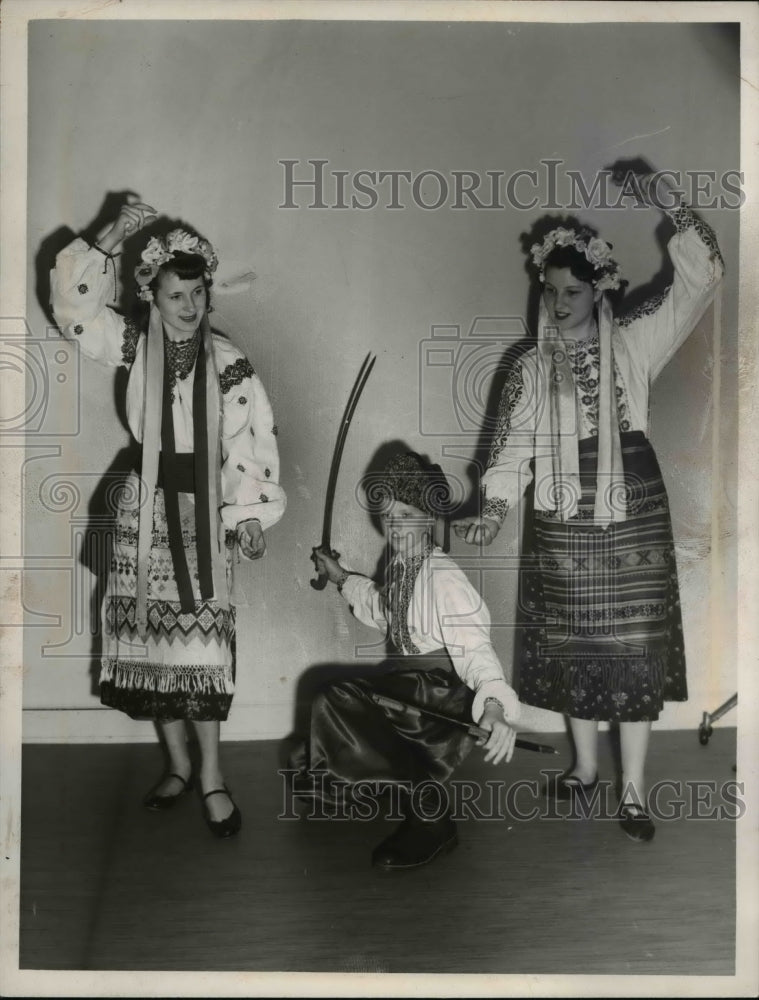 Load image into Gallery viewer, 1952 Press Photo Catherine Zuk, Pete Holowczak, Alice Brykailo - nee15059
