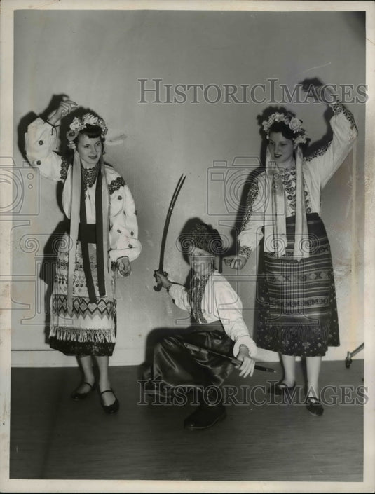 1952 Press Photo Catherine Zuk, Pete Holowczak, Alice Brykailo - nee15059