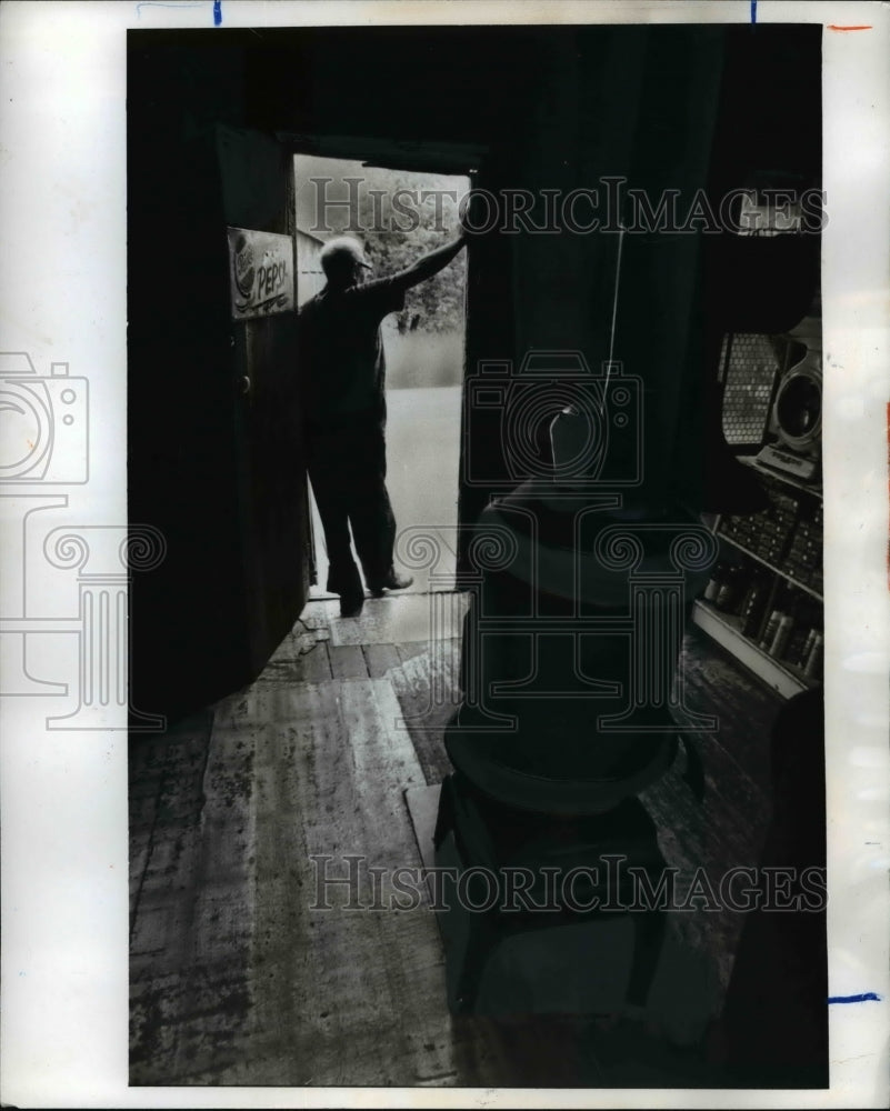 1969 Press Photo Luther Smith stands in doorway of his store near Blair's Gap