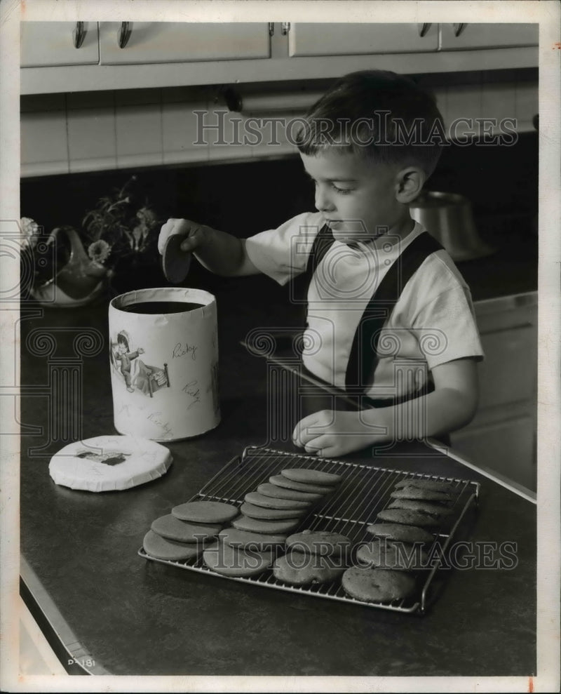 Load image into Gallery viewer, 1948 Press Photo Seymour Maddox with cookies - nee15126
