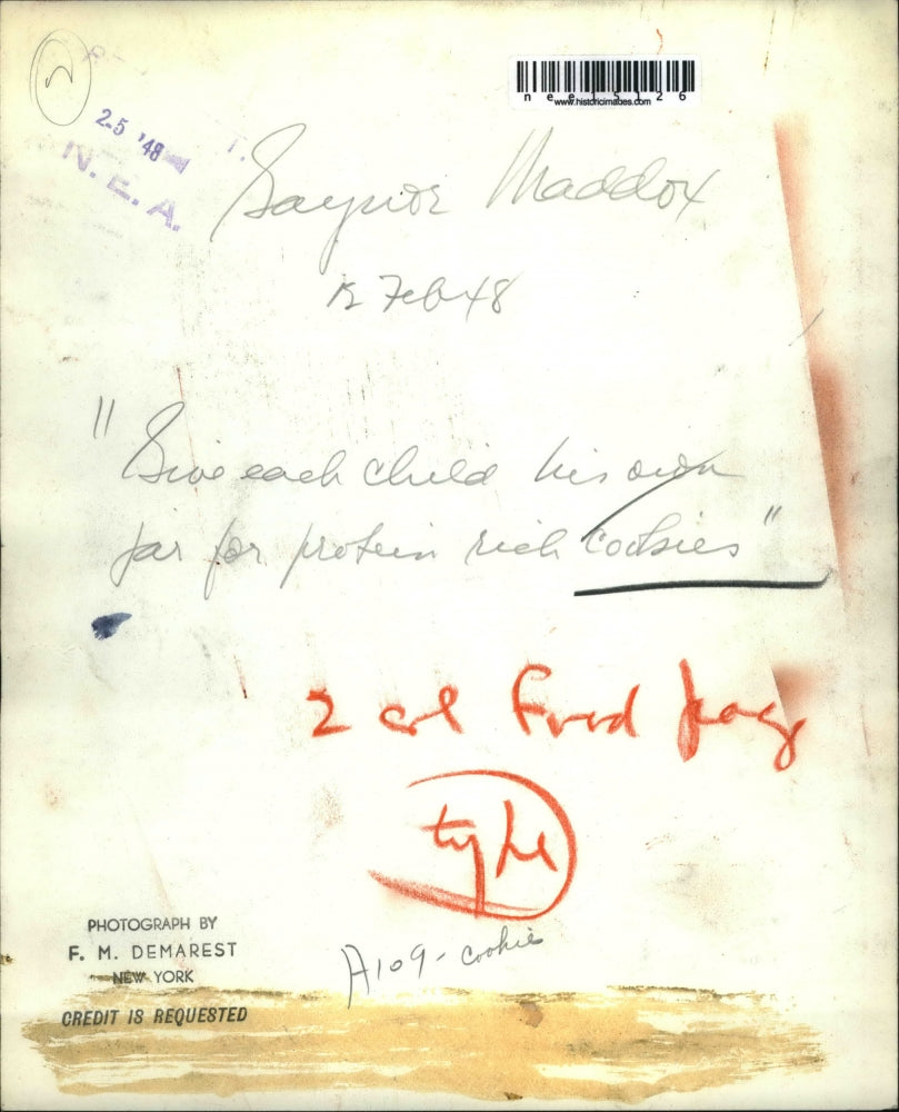 1948 Press Photo Seymour Maddox with cookies - nee15126