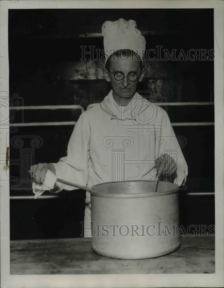 1934 Press Photo Chef Julius C. Collmann at Hapsburg Palace - nee15177- Historic Images