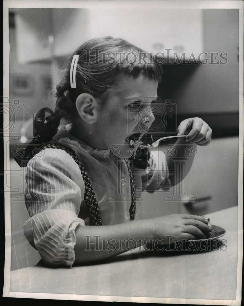 1955 Press Photo Robin Charney taste's her "Robin's Nest Egg" - nee15179