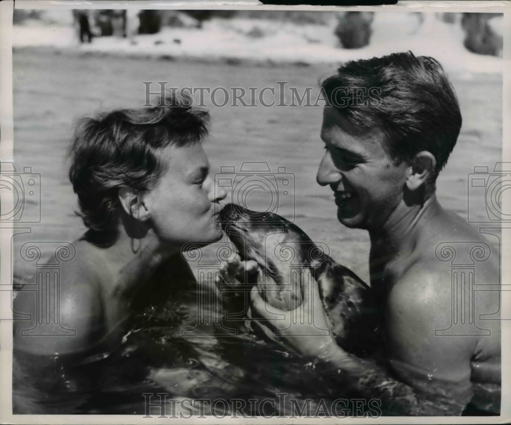 1953 Press Photo Seal "Theobaldus" Kisses Lytte Hansen - nee15236