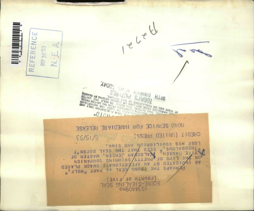 1953 Press Photo Seal "Theobaldus" Kisses Lytte Hansen - nee15236