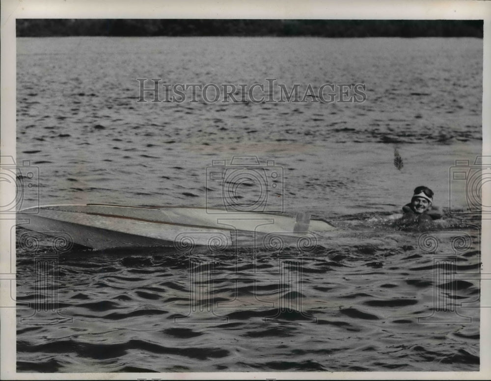 1960 Press Photo Jack Kinsey Awaits Rescue at Upset Boat on First Run