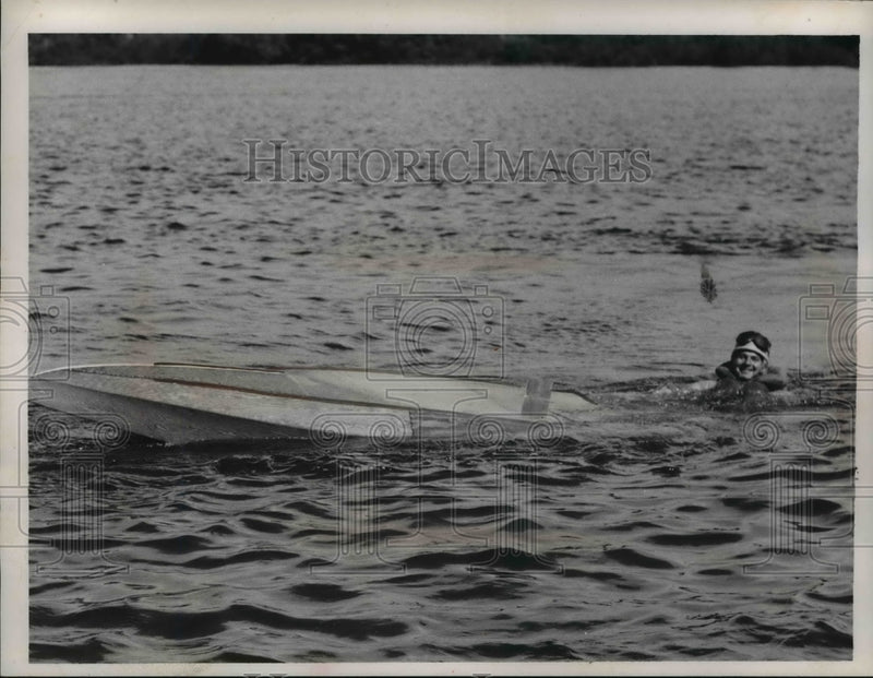 Load image into Gallery viewer, 1960 Press Photo Jack Kinsey Awaits Rescue at Upset Boat on First Run
