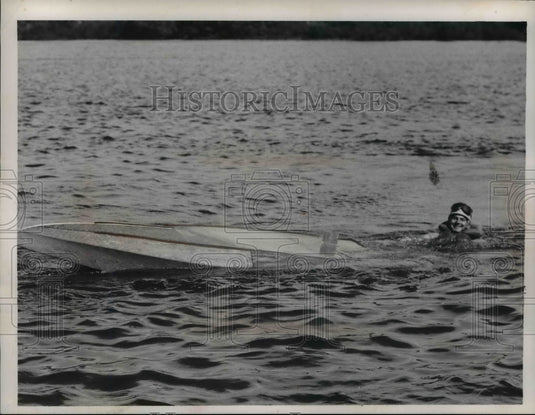1960 Press Photo Jack Kinsey Awaits Rescue at Upset Boat on First Run