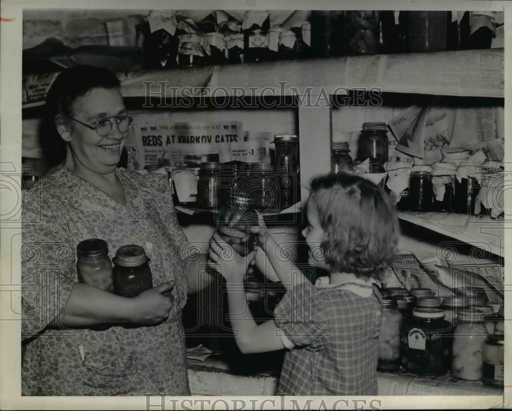 1943 Press Photo Mrs Frank Donahue & Patsy Donahue with produce canning