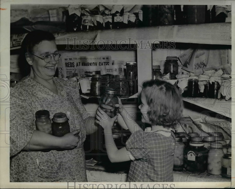 Load image into Gallery viewer, 1943 Press Photo Mrs Frank Donahue &amp; Patsy Donahue with produce canning
