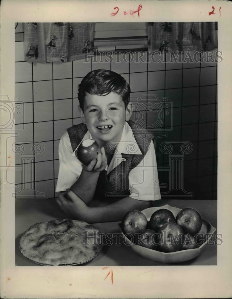 1950 Press Photo The little boy with the McIntosh apple and apple pie