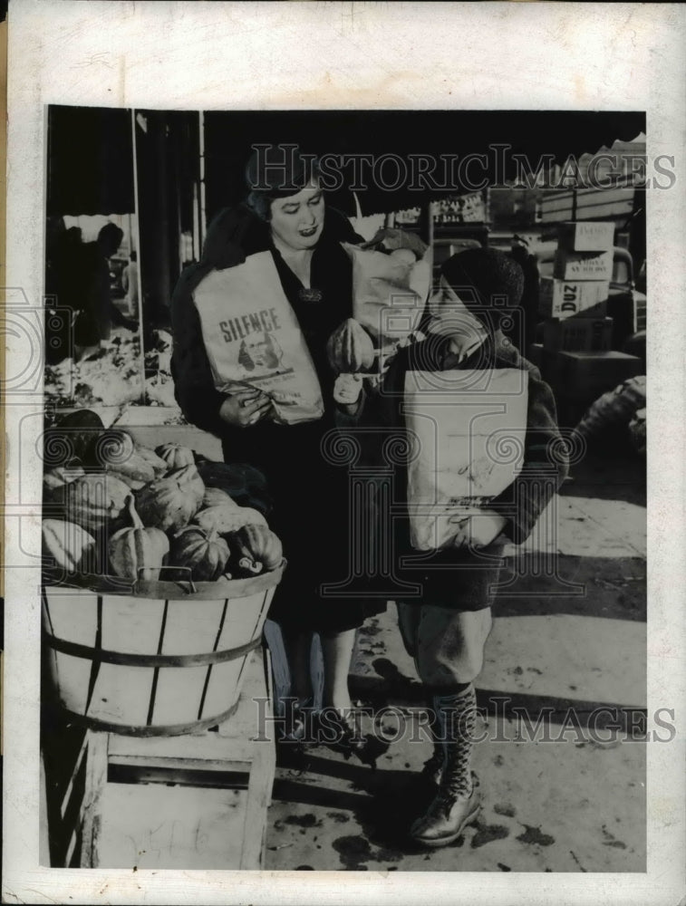 Load image into Gallery viewer, 1943 Press Photo Gerald and Elizabeth Darrow Carry Home Groceries World War II
