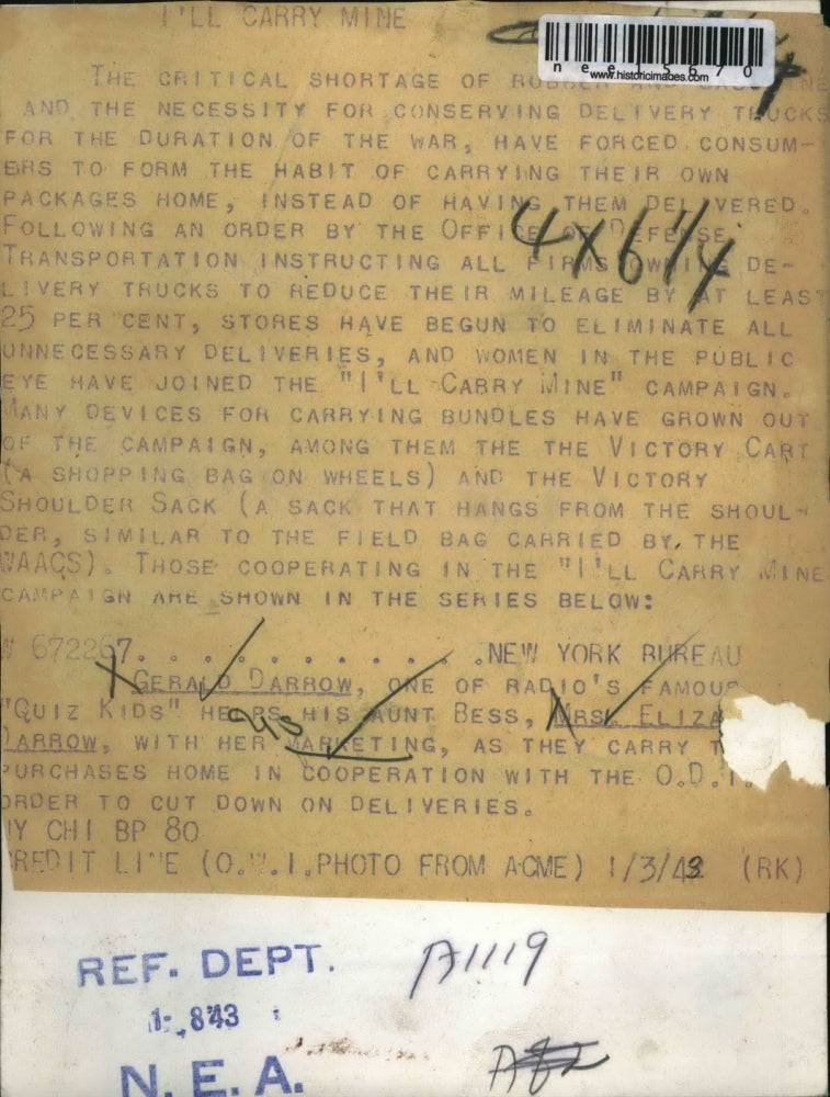1943 Press Photo Gerald and Elizabeth Darrow Carry Home Groceries World War II
