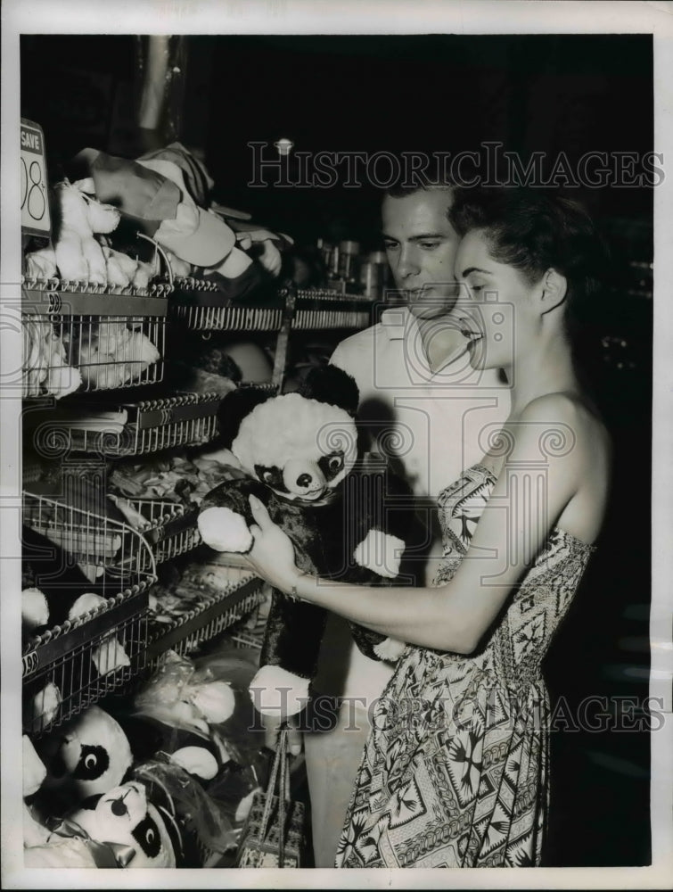 1955 Press Photo Los Angeles, CA Daniel Schmidt with wife Una - nee15679