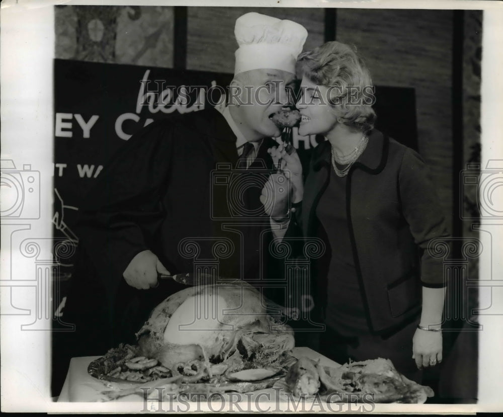 1960 Press Photo Mrs. Barbara Rath enjoys the turkey with Prof. Fred Smith