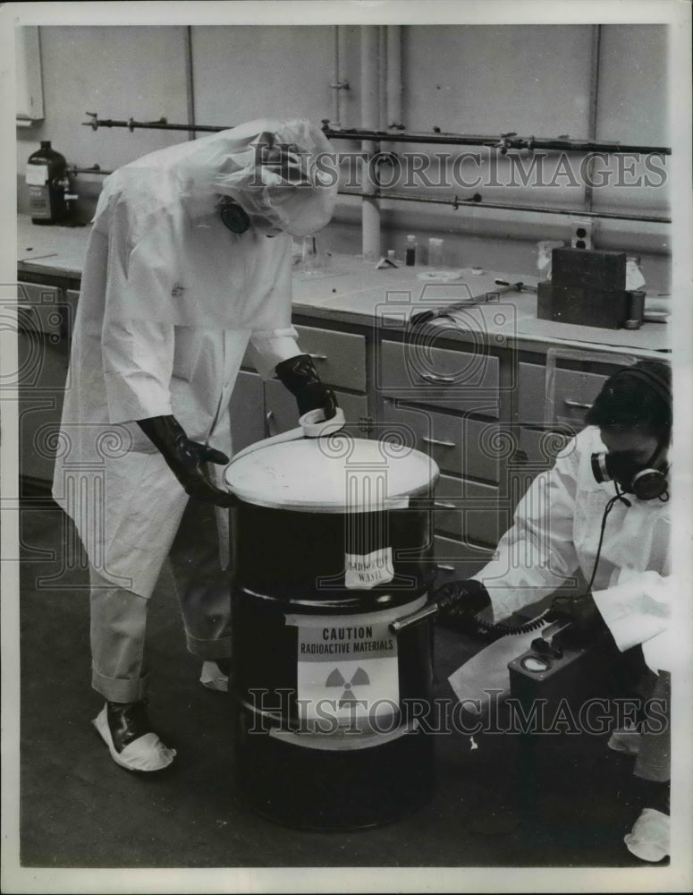 1958 Press Photo Tracerlab at Waltham Mass Radioactivity Protective Garments