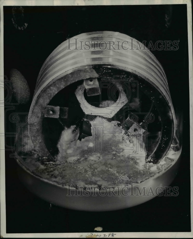 Load image into Gallery viewer, 1944 Press Photo Schnectady NY GE works labs fungus farm in lab - nee16094

