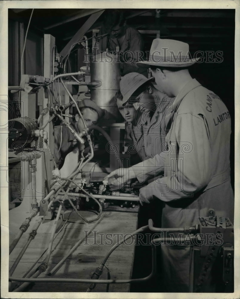 1943 Press Photo San Diego Calif Liberator hydraulic sytem & students mechanics