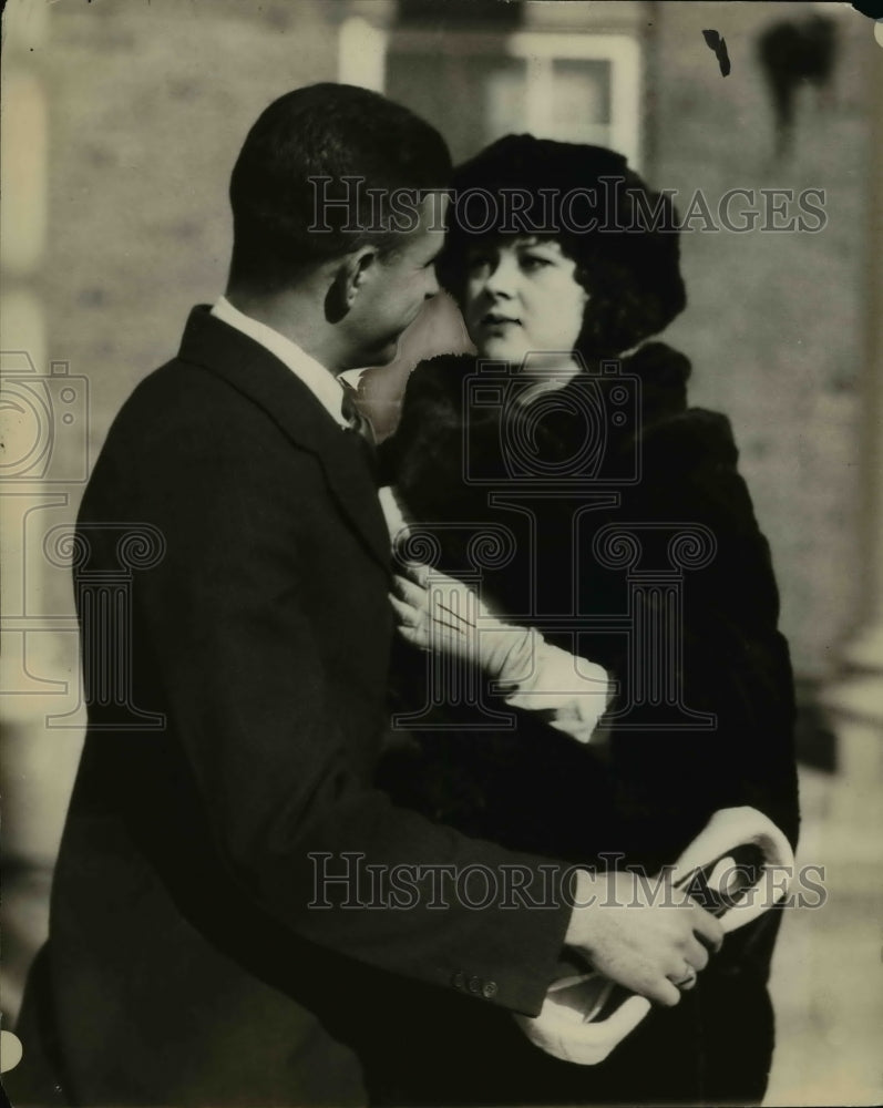 1921 Press Photo Elias Perlman & MIldres Soper in purity cap - nee16225