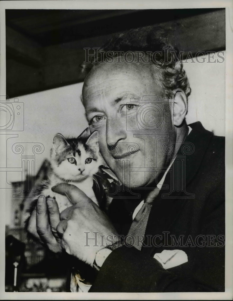 Load image into Gallery viewer, 1958 Press Photo Bergen Norway Rolg Sschonhet=yder &amp; a cat mascor - nee16229
