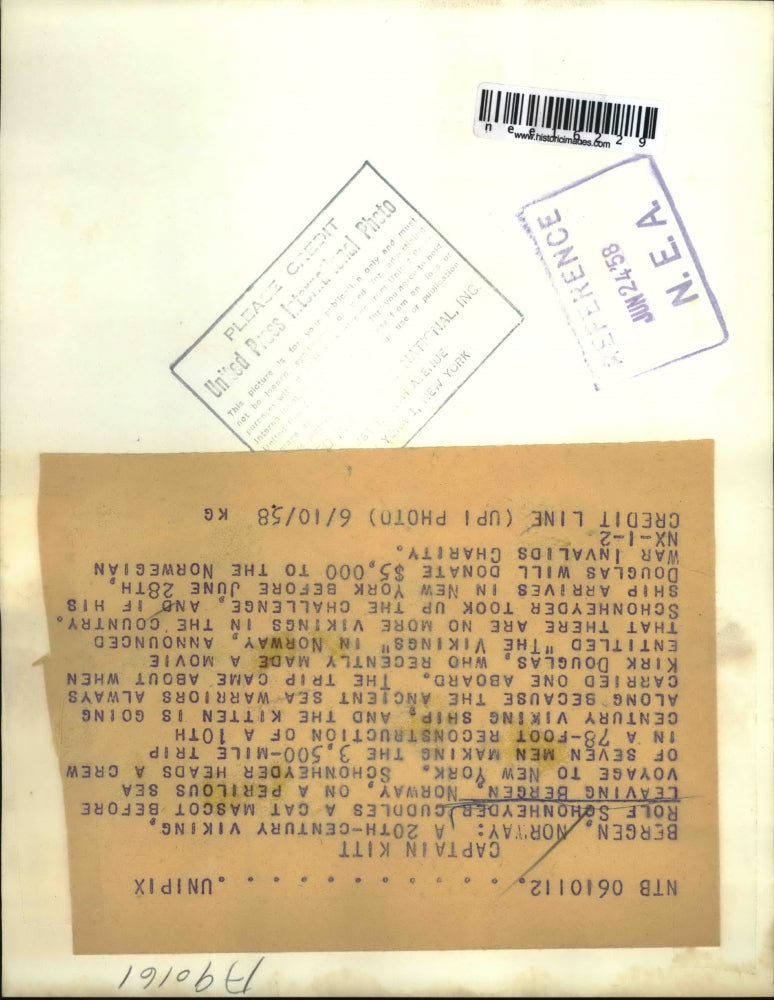 1958 Press Photo Bergen Norway Rolg Sschonhet=yder & a cat mascor - nee16229