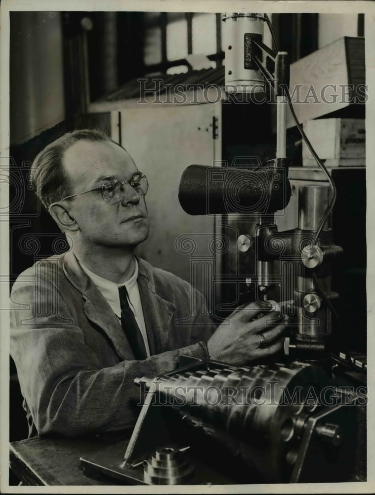 Load image into Gallery viewer, 1938 Press Photo The test plug gauge at the Warner &amp; Swasey Company - nee16510
