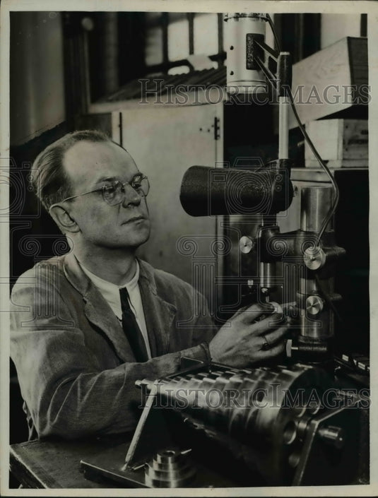 1938 Press Photo The test plug gauge at the Warner & Swasey Company - nee16510