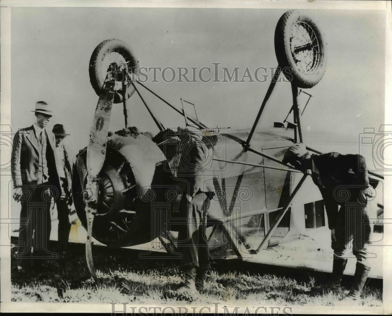 Load image into Gallery viewer, 1932 Press Photo Pilot William Campbell attempting to land flipped over plane
