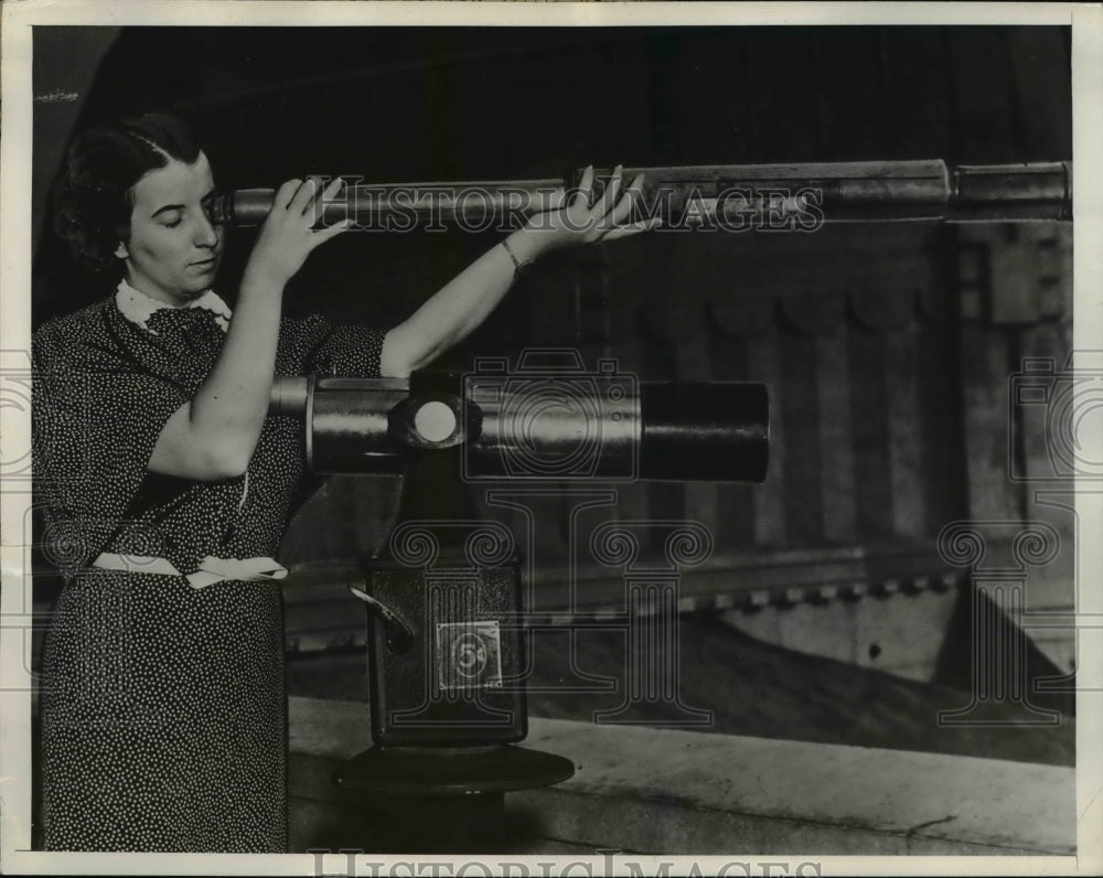 1937 Press Photo An ancient telescope used in the ship - nee16749