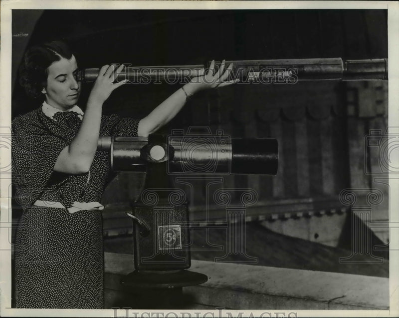Load image into Gallery viewer, 1937 Press Photo An ancient telescope used in the ship - nee16749
