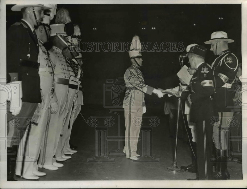 Load image into Gallery viewer, 1938 Press Photo Clemence receives the award for the boys of the East Orange

