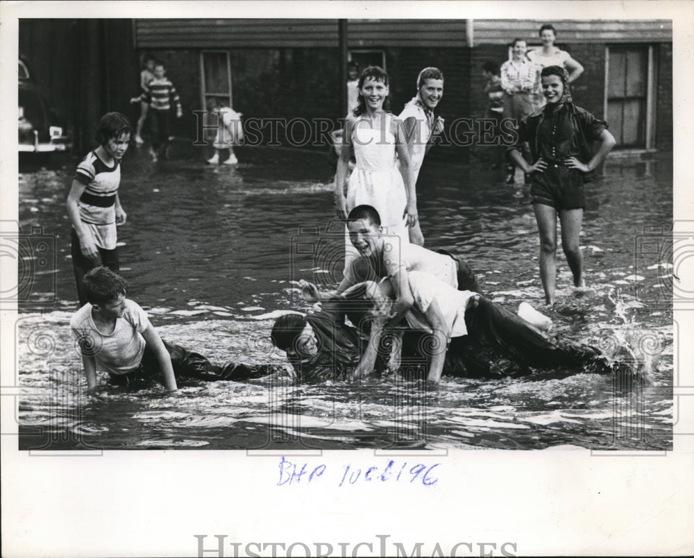 1952 Press Photo Boston Mass children in a fountain in heat wave - nee17360