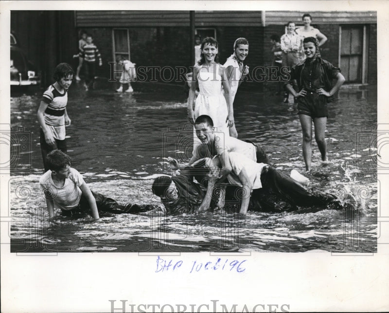 Load image into Gallery viewer, 1952 Press Photo Boston Mass children in a fountain in heat wave - nee17360
