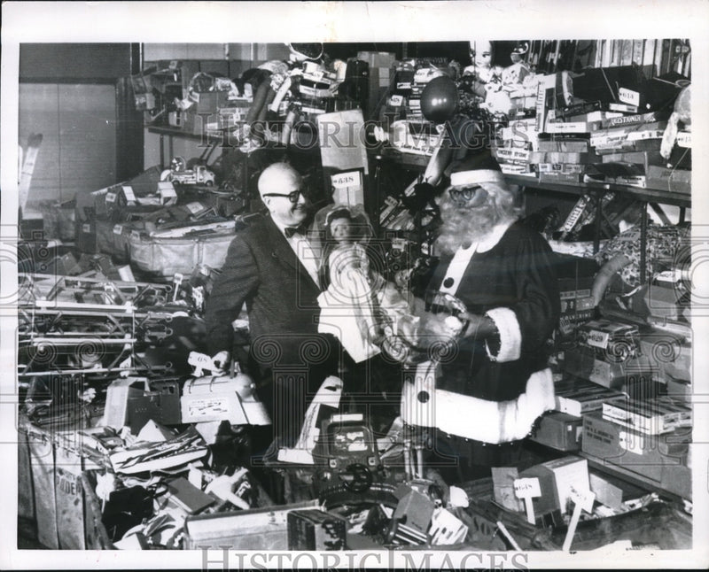 Load image into Gallery viewer, 1956 Press Photo Chicago Post Office Postmaster Carl Schroeder &amp; Santa Clause
