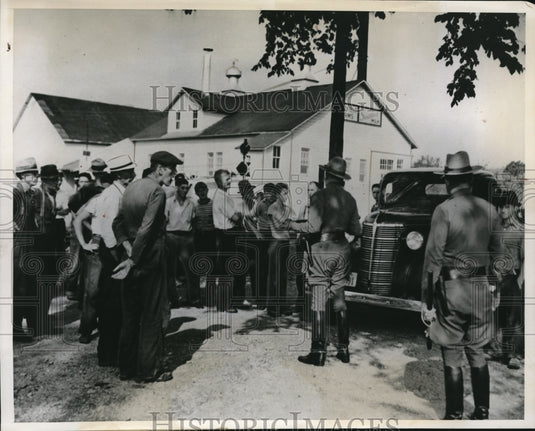 1939 Press Photo Capt. Keeley, state police warns the milk strikers