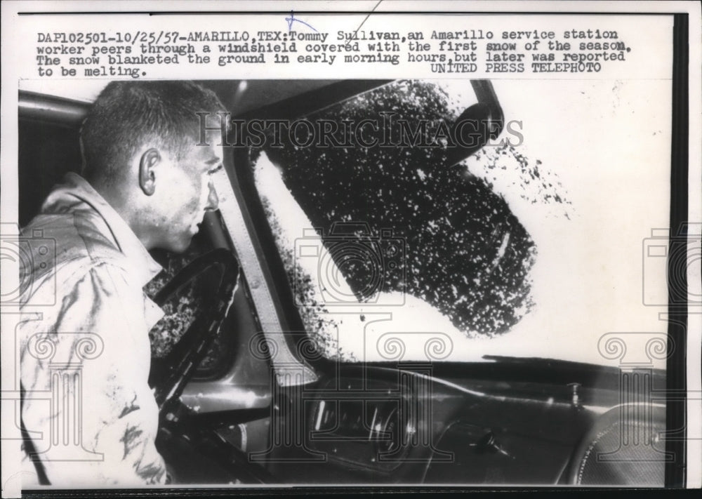1956 Press Photo Tommy Sullivan , amarillo worker during the first snow