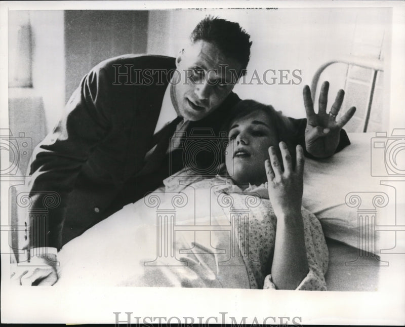 Load image into Gallery viewer, 1959 Press Photo Alex Kajouras And His Wife Bessie After Having Quadruplets
